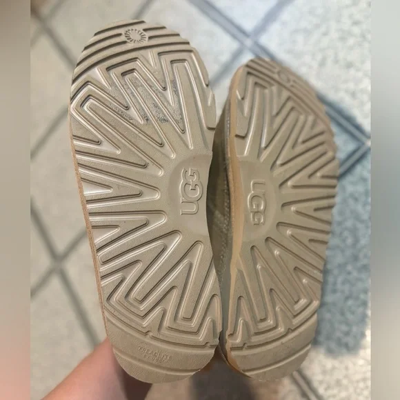 UGG Neumel Boots - Picture 3 of 3